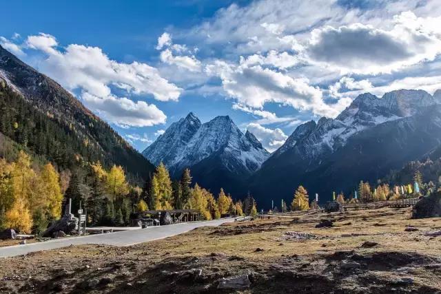 李贝贝的“贵族”足球队来阿坝州了，靓丽足球宝贝精彩助阵