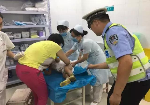 孕妇烧伤保护婴儿,孕妇羊水破裂民警紧急开道救助