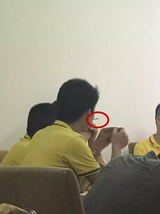 「曝光台」无视病人健康！某医院保安在大门口吸烟