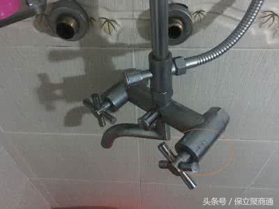 不锈钢淋浴喷头侧边漏水,淋浴喷头软管头部漏水维修