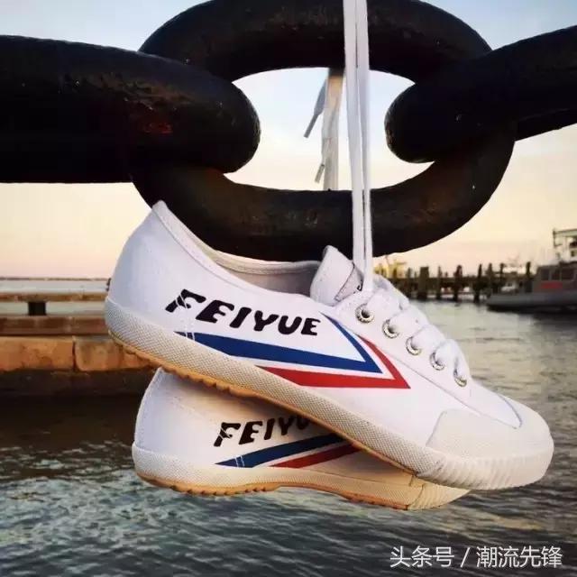 杨幂这双鞋子是什么牌子的,杨幂最近穿的回力小白鞋