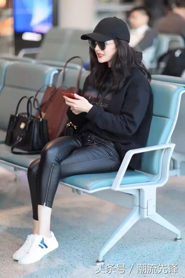 杨幂这双鞋子是什么牌子的,杨幂最近穿的回力小白鞋