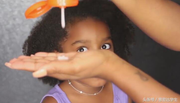 非洲8岁小女孩把头发拉直后，竟这么好看