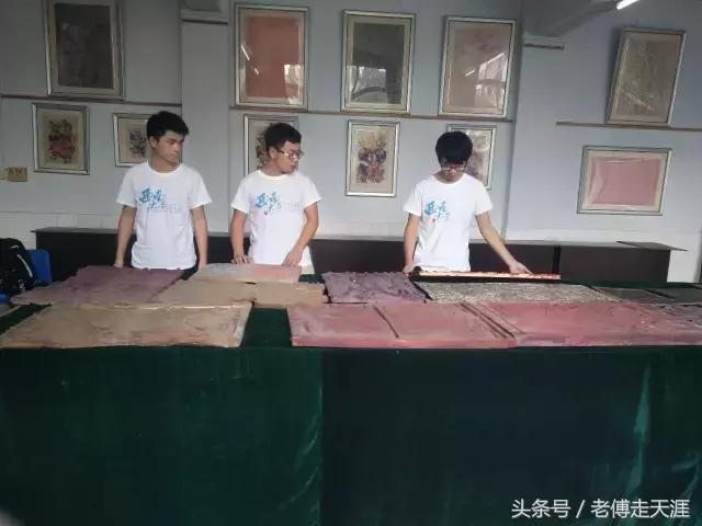 10名大一男女生，暑假在梁平用100元办了一件事~