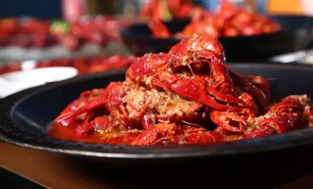 高温红色预警再次拉起，席卷魔都的红衣战士的暴击你挺得住吗？