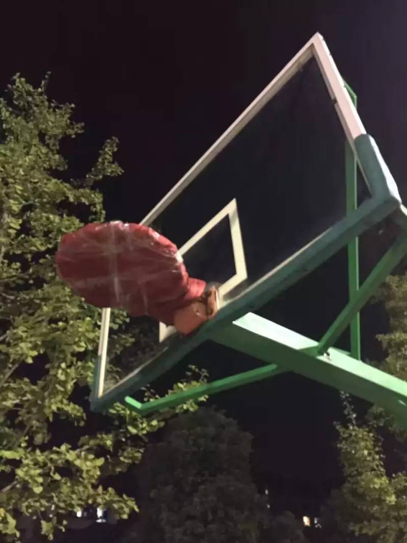 篮球场被占用了找什么部门,篮球场被霸占跳广场舞如何处理