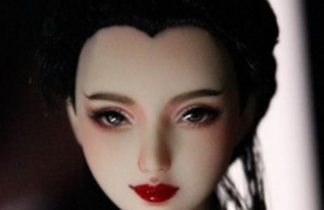 她斩杀一条蛇，不久腰疼得厉害