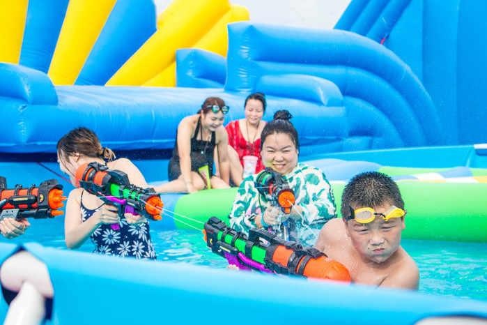 一个、两个非洲友人都晒中暑了，妈妈我要去巴伐利亚避暑