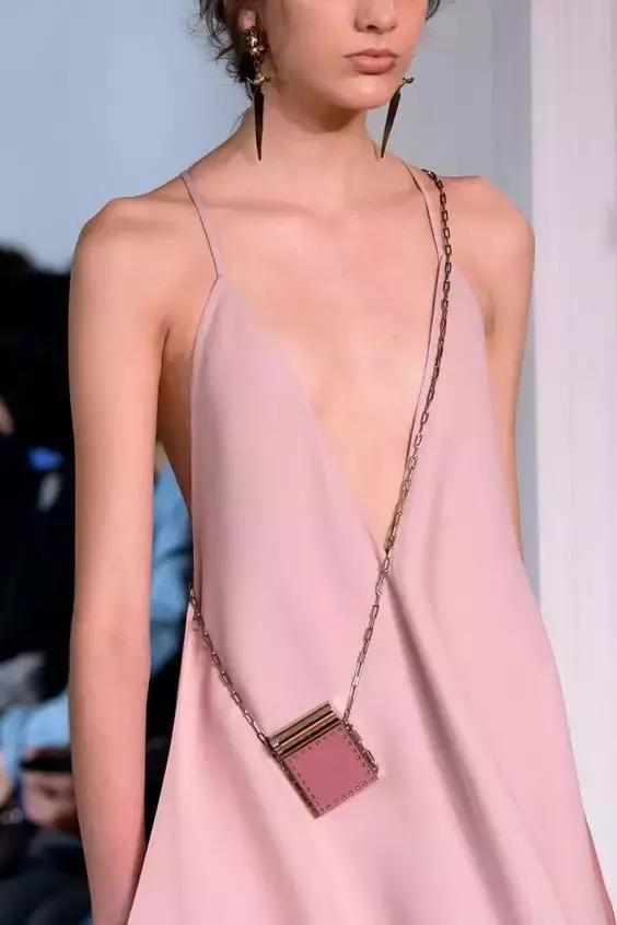 平胸穿搭矮个子,贫胸系穿搭