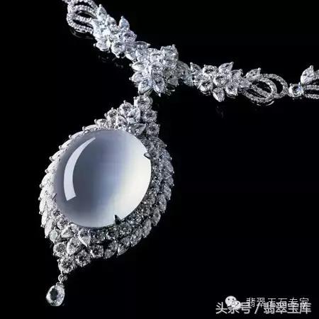 清代玻璃种五彩“翡翠”手镯现世，卖一个亿你说过不过分？