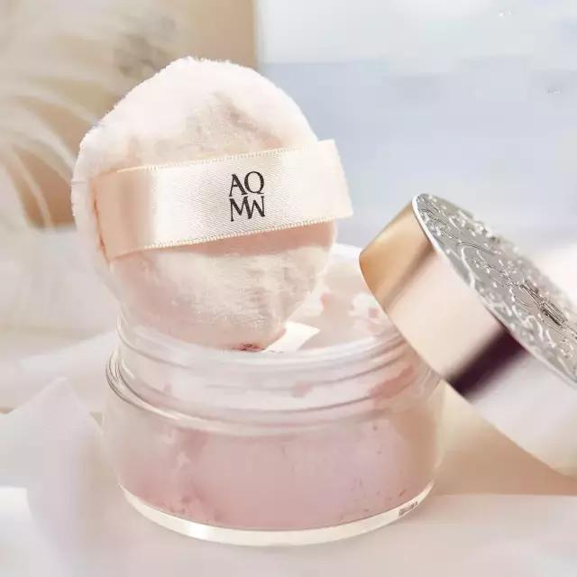 脸上油光满面用蜜粉吗,为什么用蜜粉还是满面油光