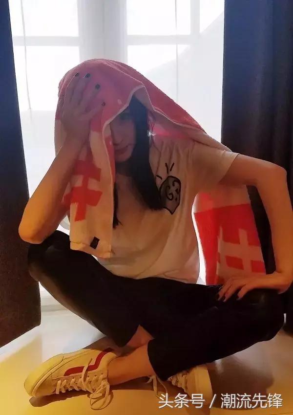 杨幂这双鞋子是什么牌子的,杨幂最近穿的回力小白鞋