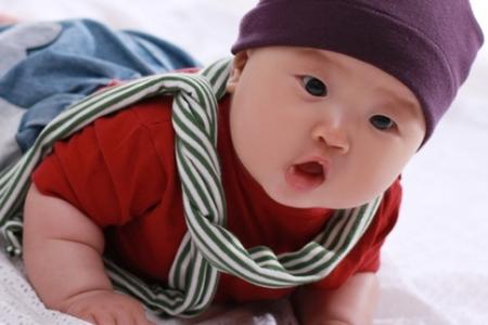 宝宝流口水是烂嘴吗,一个月的宝宝流清口水是什么原因