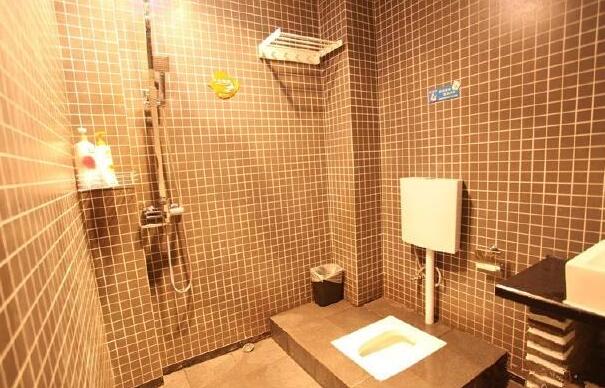 蹲便器用前排还是后排？听了老师傅的话，赶紧把我家的给改掉了