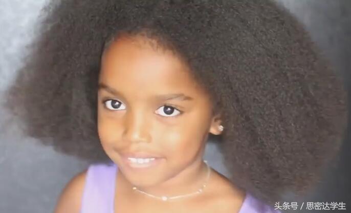 非洲8岁小女孩把头发拉直后，竟这么好看