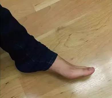 脚大脚宽脚背高穿什么鞋子好看,脚大脚宽穿什么高跟鞋显腿细