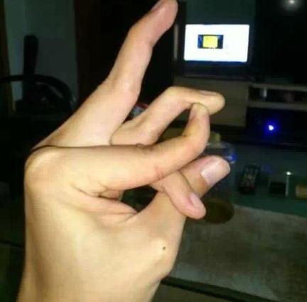 大拇指压住小拇指是什么手势,大拇指压小拇指伸手是什么手势