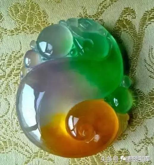 清代玻璃种五彩“翡翠”手镯现世，卖一个亿你说过不过分？