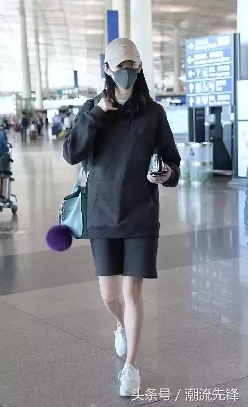 杨幂这双鞋子是什么牌子的,杨幂最近穿的回力小白鞋