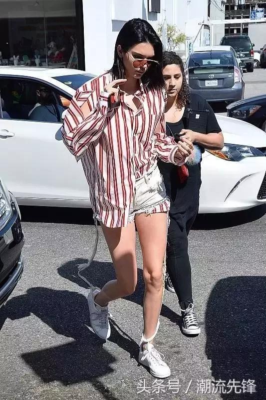 杨幂这双鞋子是什么牌子的,杨幂最近穿的回力小白鞋