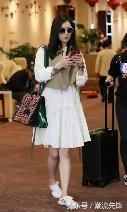 杨幂这双鞋子是什么牌子的,杨幂最近穿的回力小白鞋