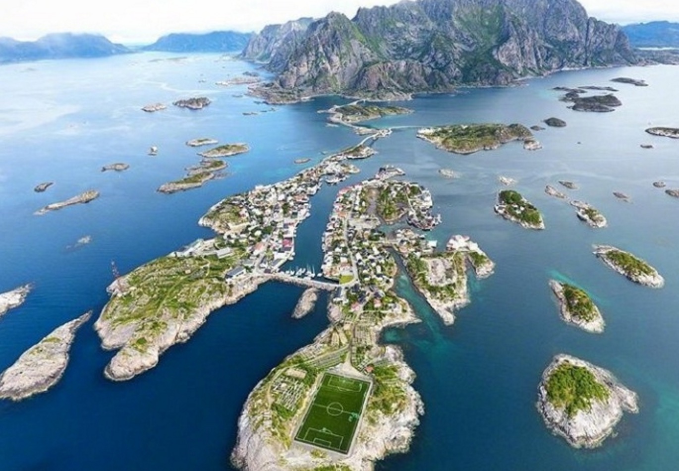 挪威绝美足球场,挪威球场背景图