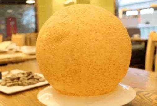 老奶奶街头卖小吃1毛钱1串,75岁老奶奶路边卖这种小吃