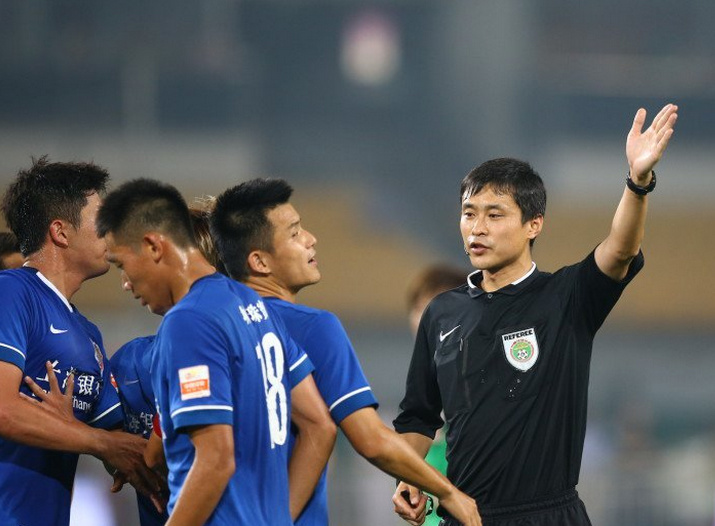 主裁艾堃的数次判罚引发赛后争议,津媒批评中超艾堃