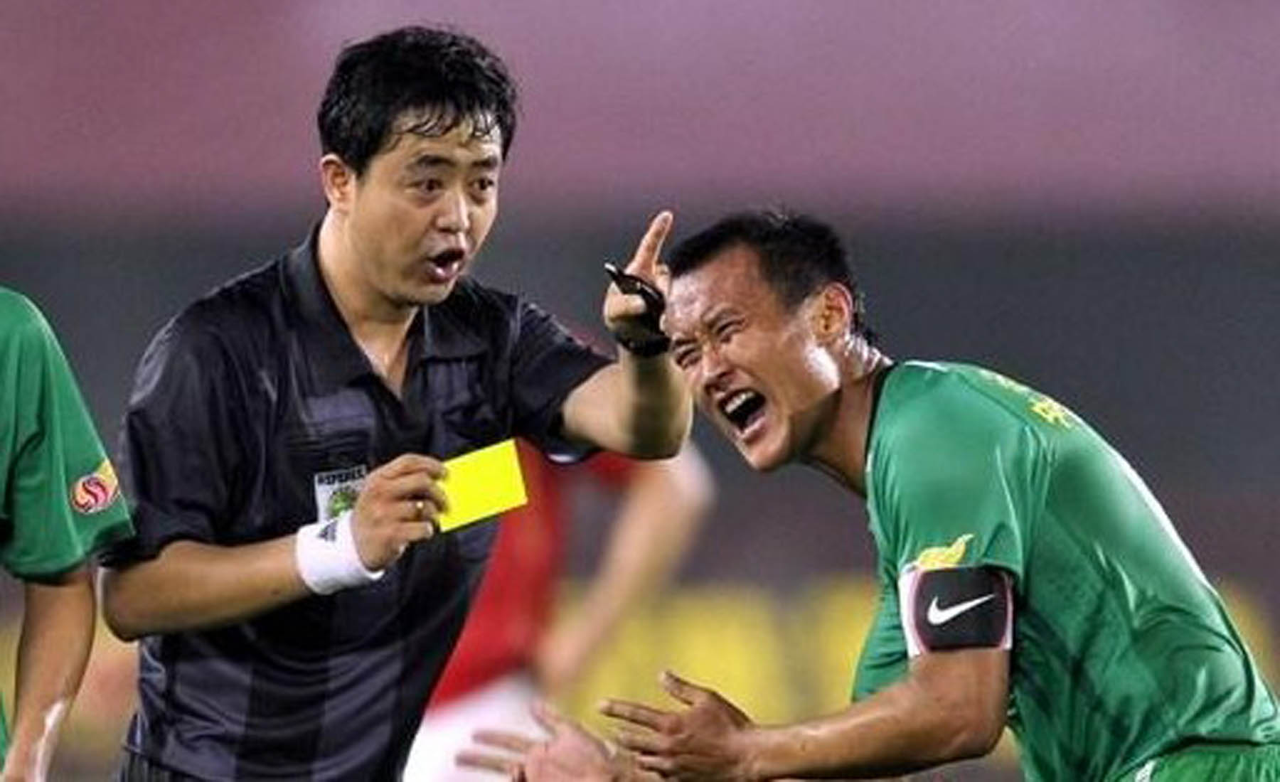主裁艾堃的数次判罚引发赛后争议,津媒批评中超艾堃