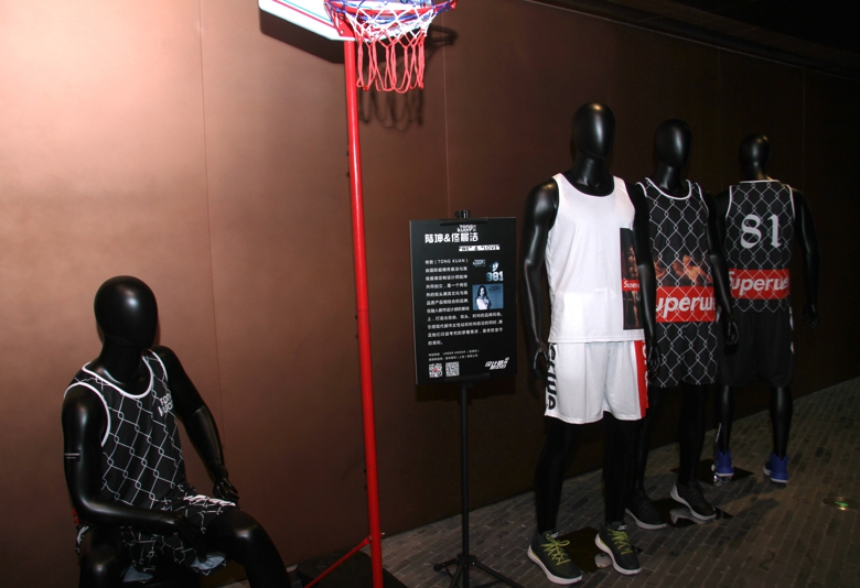 时尚与运动的跨界融合，“设计师眼中的球衣展”上海开幕