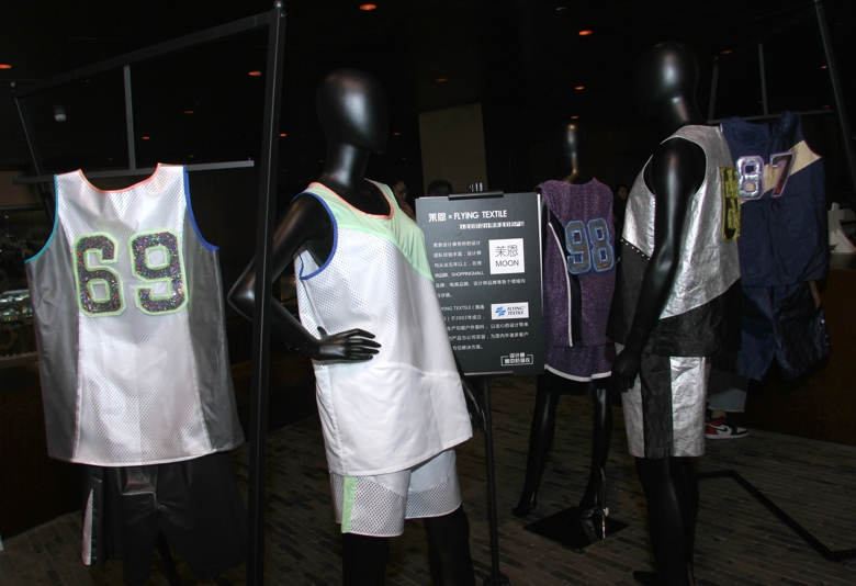 时尚与运动的跨界融合，“设计师眼中的球衣展”上海开幕