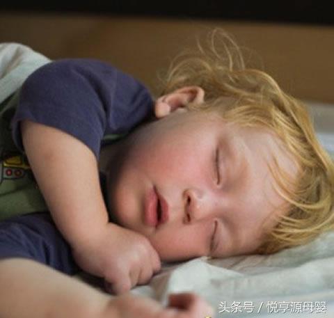 三岁多小孩睡觉满头汗怎么回事,宝宝睡觉背上汗多是什么原因