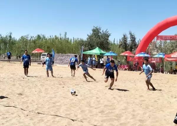 “纳林湖杯”沙滩足球赛激战乌兰布和沙漠