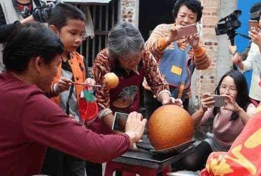老奶奶街头卖小吃1毛钱1串,75岁老奶奶路边卖这种小吃