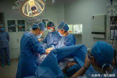 21岁孕妇死活要求剖腹产，医生问出原因后，老公却说这很正常