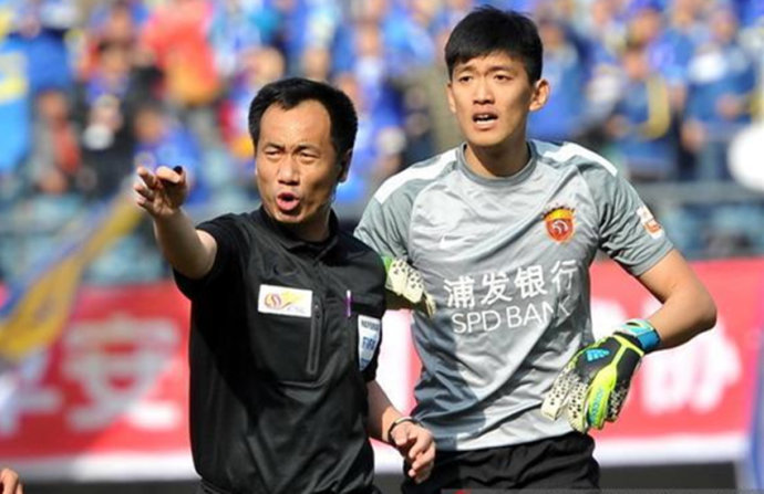 主裁艾堃的数次判罚引发赛后争议,津媒批评中超艾堃