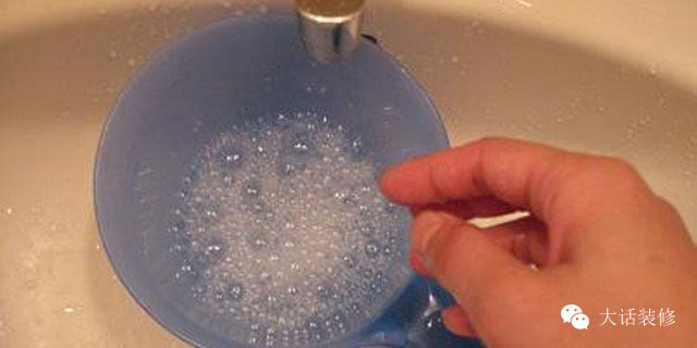 家里的吸盘挂钩总是掉？教你个方法挂10斤东西都没问题