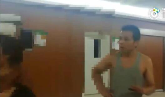 大学生在校踢球伤到同学怎么办,小孩在足球场踢球误伤场外成年人