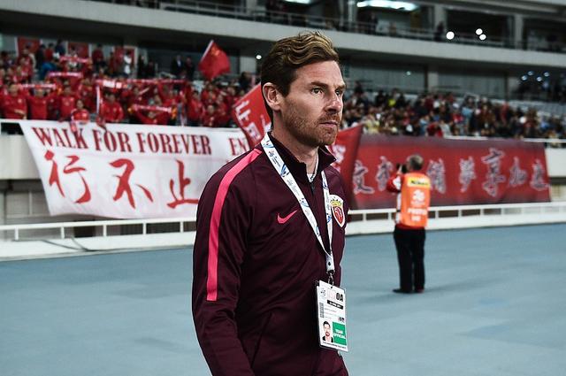 主裁艾堃的数次判罚引发赛后争议,津媒批评中超艾堃