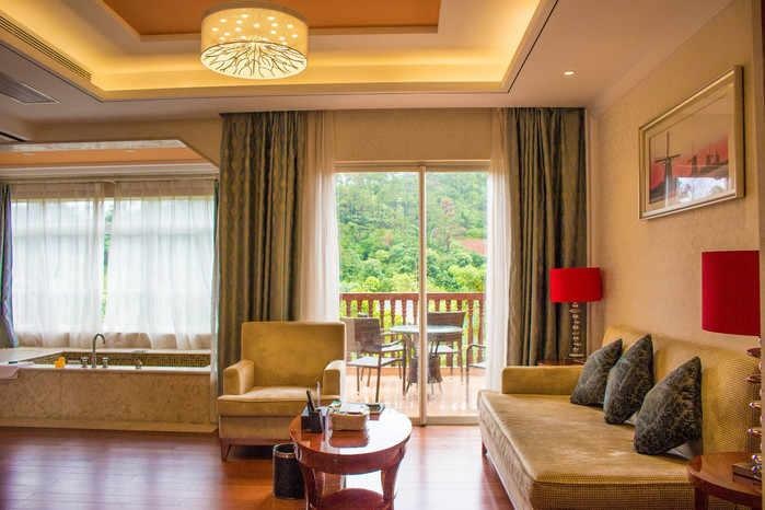 一个、两个非洲友人都晒中暑了，妈妈我要去巴伐利亚避暑