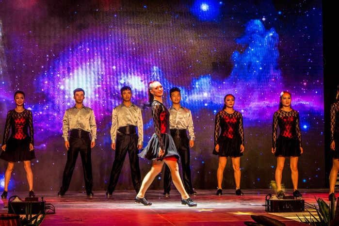 一个、两个非洲友人都晒中暑了，妈妈我要去巴伐利亚避暑