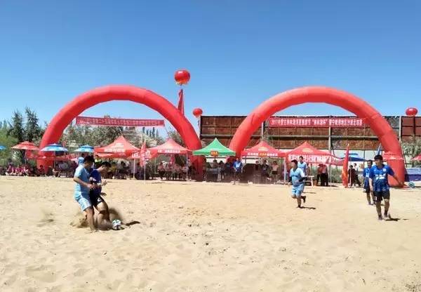 “纳林湖杯”沙滩足球赛激战乌兰布和沙漠