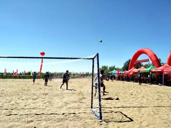“纳林湖杯”沙滩足球赛激战乌兰布和沙漠