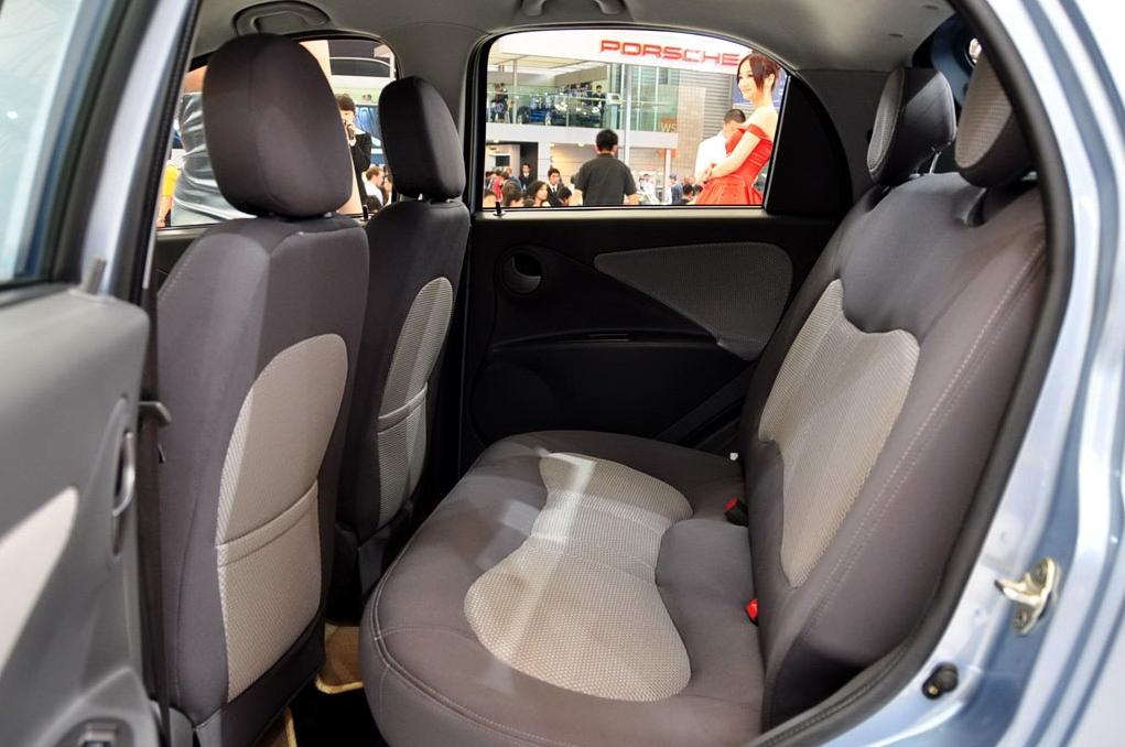 路上碰到一辆奇瑞老车,路上遇到的奇瑞车