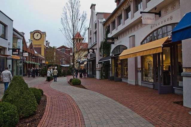 除了啤酒足球汽车，这里还有*情纵**的购物体验