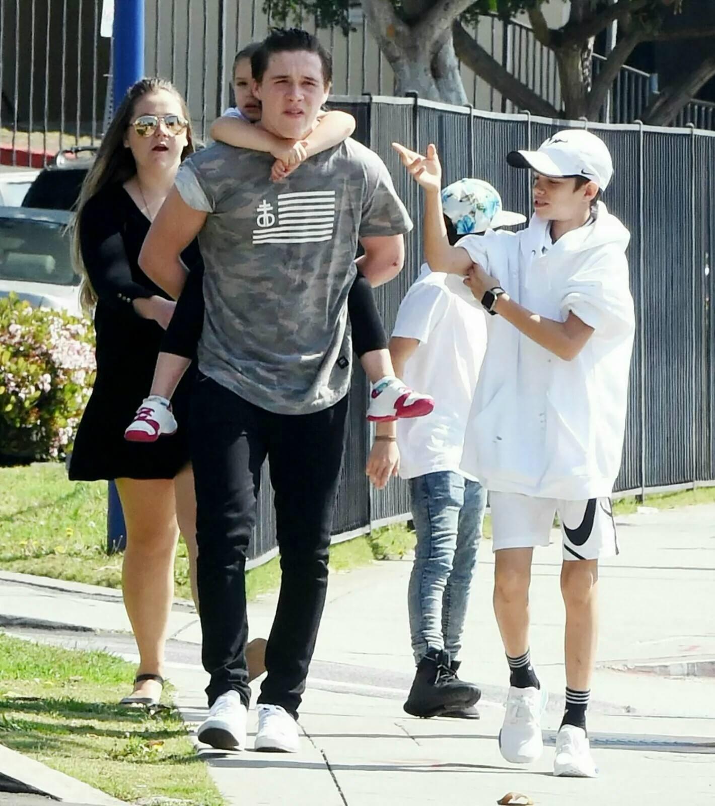 布鲁克林贝克汉姆脊柱侧弯,布鲁克林贝克汉姆年轻照