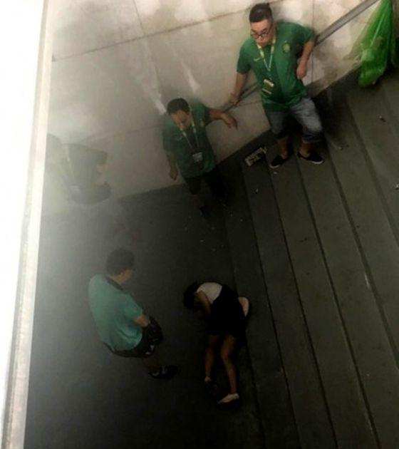 推晕客队女球迷，看一看欧洲球迷是怎样做的足球场不是法外之地