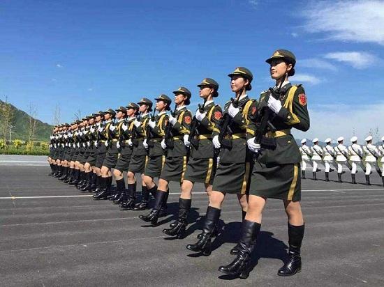 军人的腰板为什么那么直，怎么练成的？