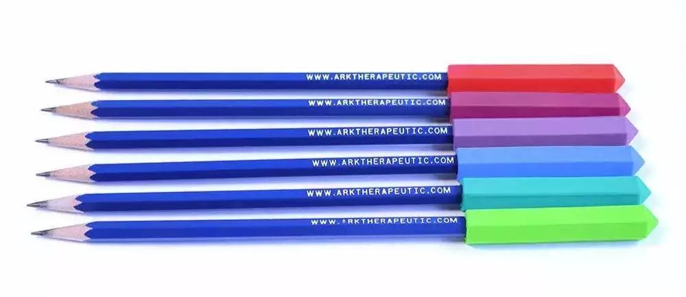 孩子上一年级总咬铅笔抠指甲,孩子老是咬衣服和铅笔怎么回事