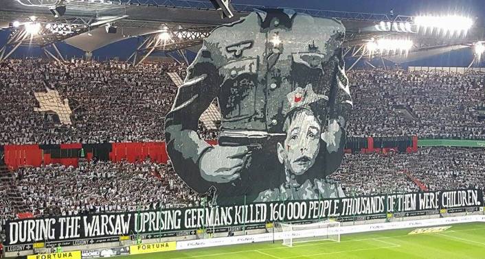 波兰人民在足球比赛上“控诉”德国纳粹二战罪行，各国媒体争相报道